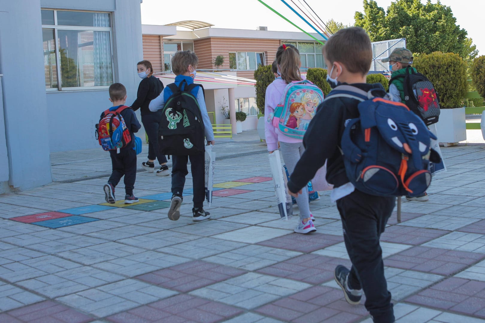 Schulkinder werden abgeholt (Archivfoto): Eine Schule im Ammerland musste schließen.