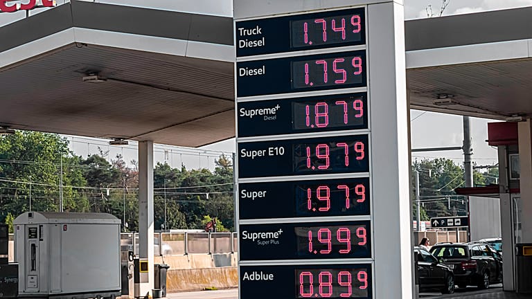 Sprit für fast 2 Euro: An der Tankstelle spüren viele Menschen die Inflation derzeit am deutlichsten.