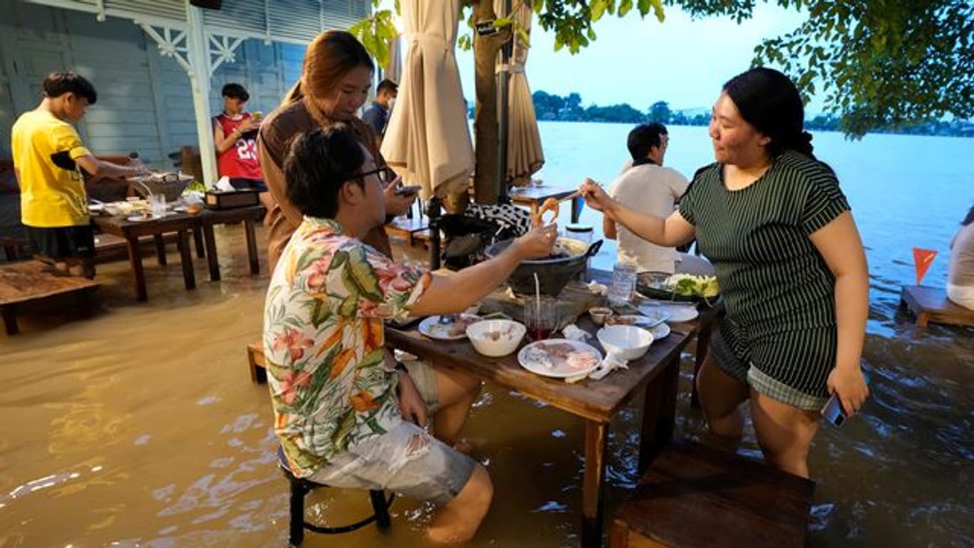 Das am Fluss Chao Phraya in Thailand gelegene, überflutete "Chaopraya Antique Café".