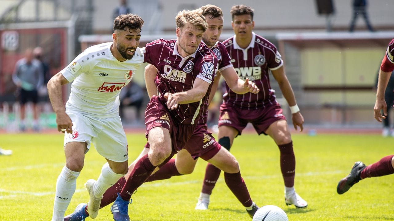Nader El-Jindaoui (l) mischt derzeit nicht nur mit dem Berliner AK die Regionalliga Nordost auf, er erfreut sich auch auf seinen Social-Media-Kanälen großer Popularität. Nader El-Jindaoui (l) mischt derzeit nicht nur mit dem Berliner AK die Regionalliga Nordost auf, er erfreut sich auch auf seinen Social-Media-Kanälen großer Popularität.