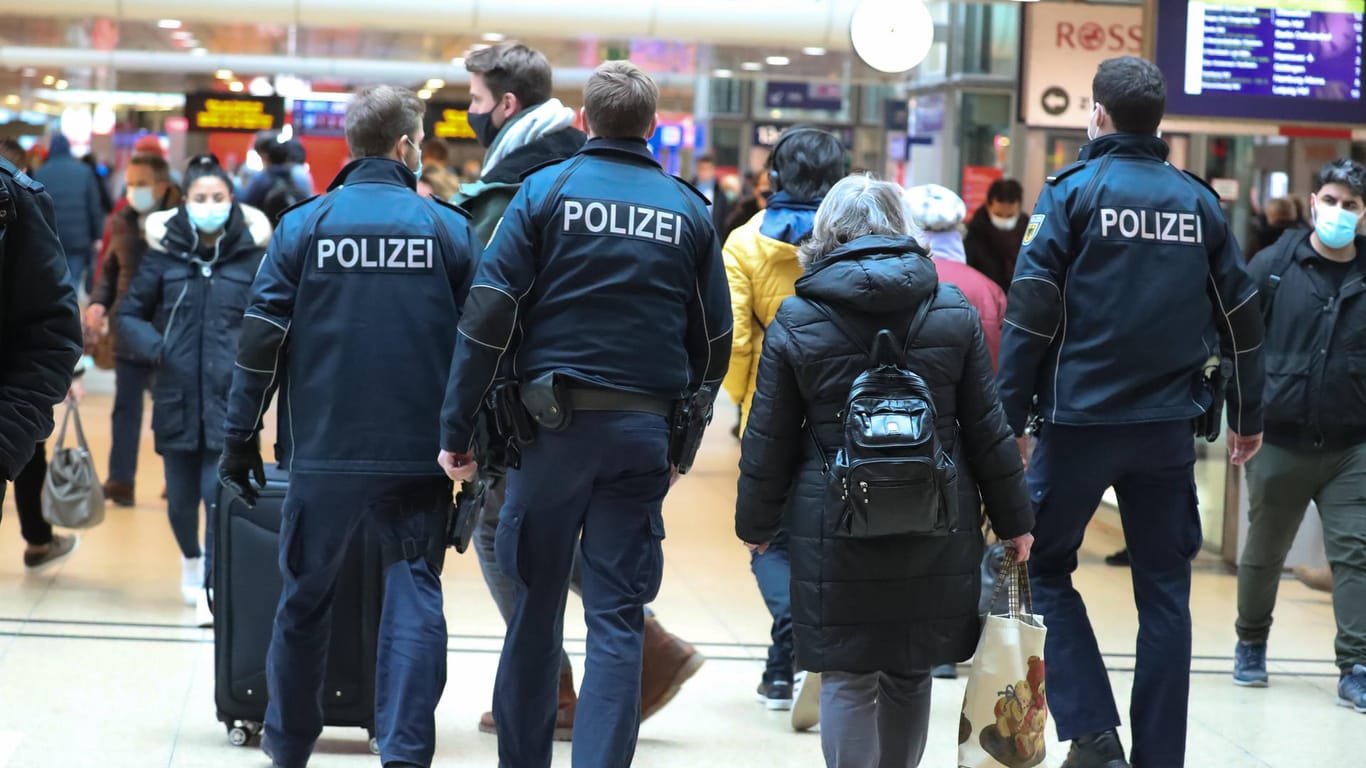 Die Polizei kontrolliert die Maskenpflicht am Hauptbahnhof Hannover (Archivbild): Ein 27-jähriger Maskenverweigerer ist dort ausgerastet.