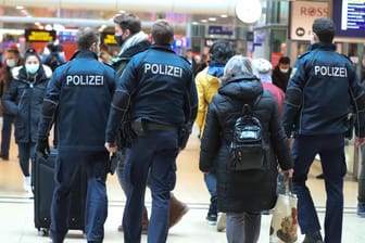 Die Polizei kontrolliert die Maskenpflicht am Hauptbahnhof Hannover (Archivbild): Ein 27-jähriger Maskenverweigerer ist dort ausgerastet.