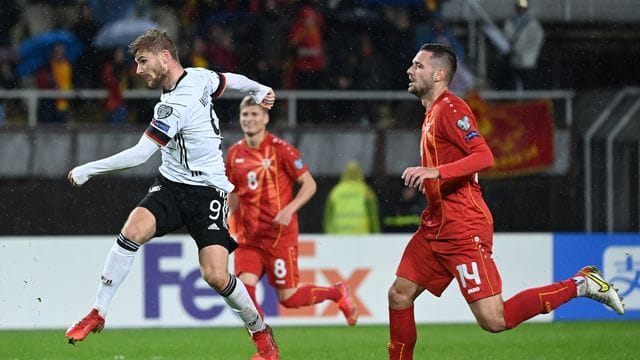 Stürmer Timo Werner (l) belohnt sich für eine engagierte Leistung mit dem Treffer zum 2:0.