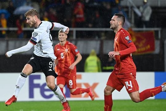 Stürmer Timo Werner (l) belohnt sich für eine engagierte Leistung mit dem Treffer zum 2:0.