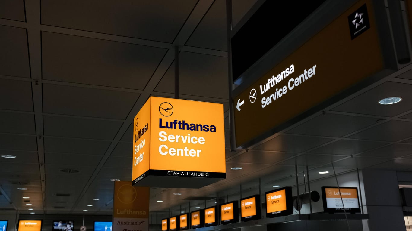 Ein Lufthansa-Stand in München (Symbolfoto): Eine Ansage der Airline am Münchner Flughafen amüsiert das Netz.