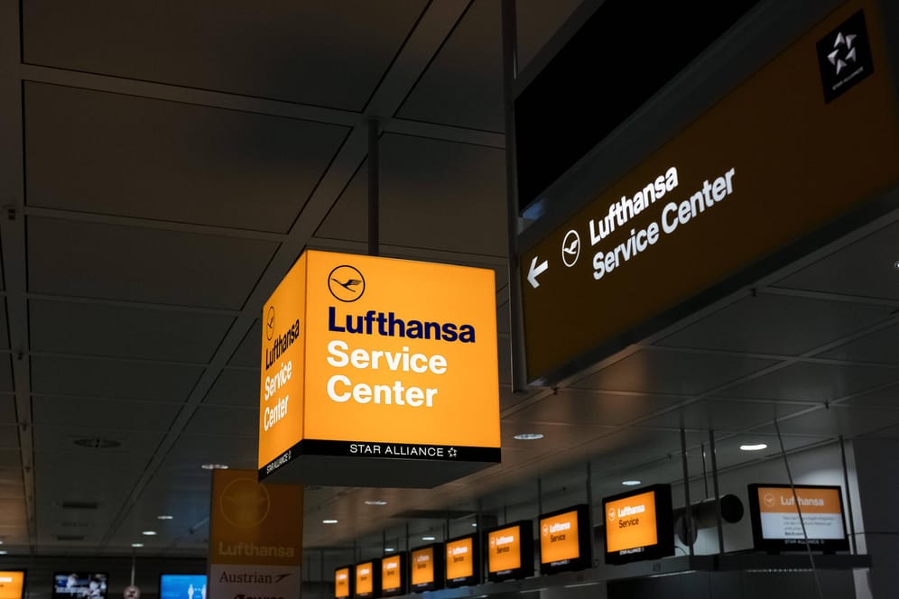 Ein Lufthansa-Stand in München (Symbolfoto): Eine Ansage der Airline am Münchner Flughafen amüsiert das Netz.
