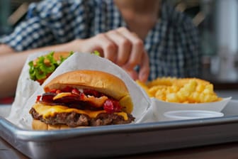Pommes und Burger: Die Deutschen essen immer regelmäßiger Fast Food.