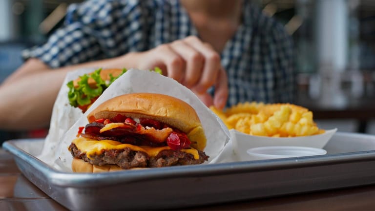 Pommes und Burger: Die Deutschen essen immer regelmäßiger Fast Food.