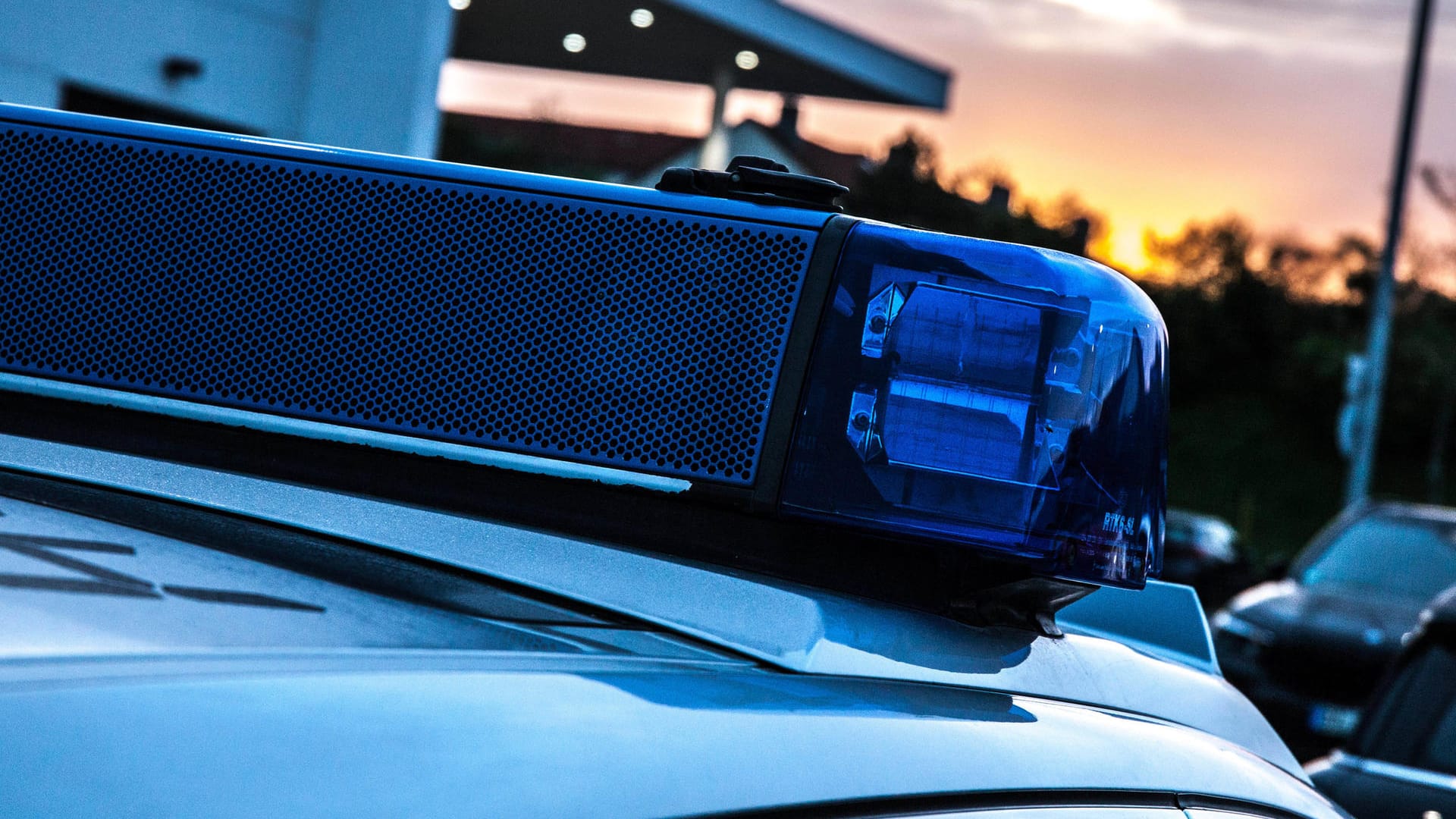 Ein Polizeiauto im Morgengrauen (Symbolbild): In Nürnberg hat es einen Einbruch in einem Kindergarten gegeben.