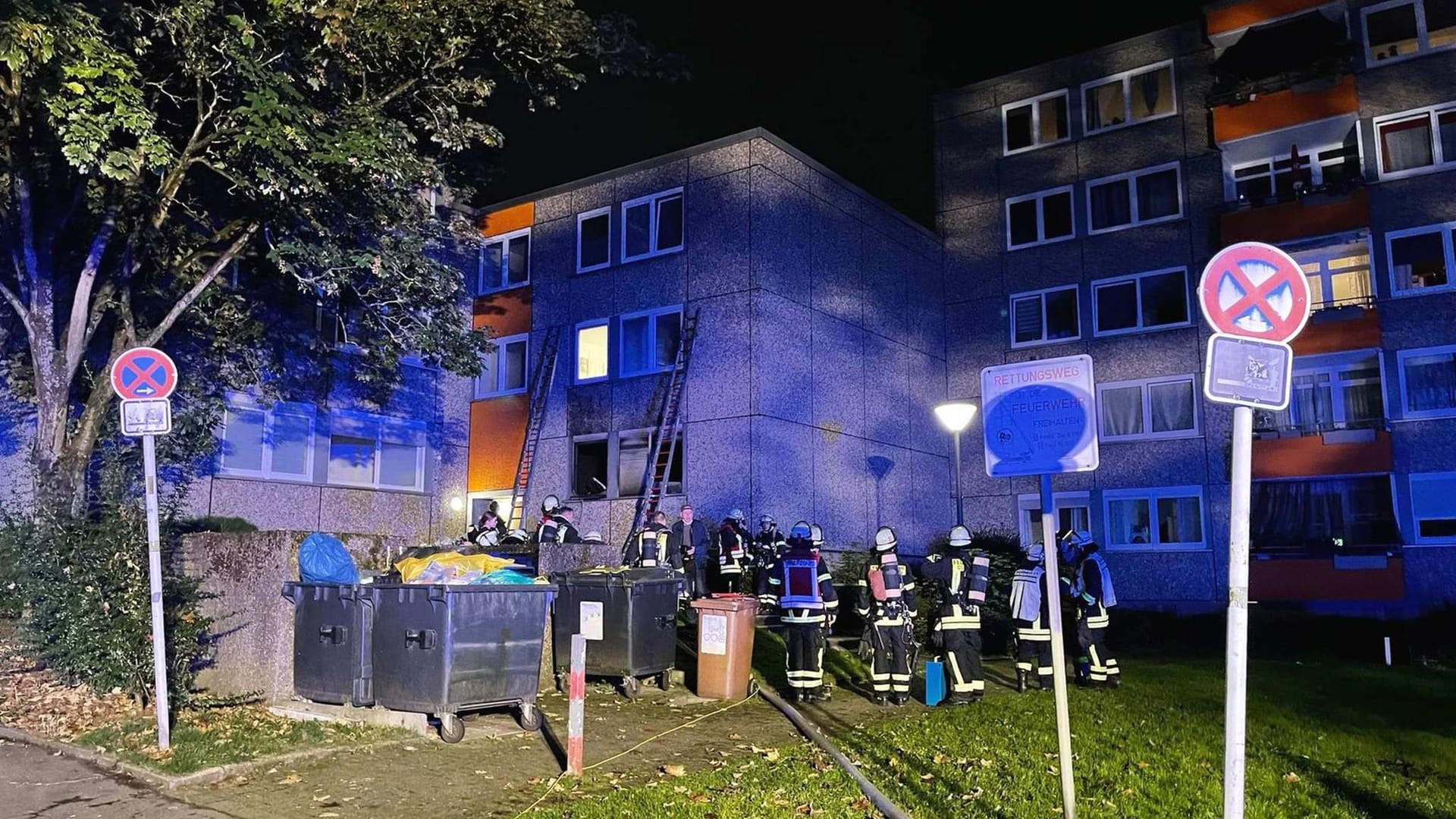 Die Feuerwehr im Einsatz: Insgesamt wurden fünf Personen in Lütgendortmund verletzt. Die Feuerwehr im Einsatz: Insgesamt wurden fünf Personen in Lütgendortmund verletzt.