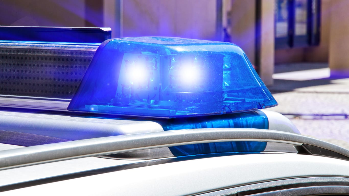 Blaulicht auf Streifenwagen: Der Polizist aus dem Landkreis Rostock wurde an seinem Wohnort festgenommen. (Symbolbild)