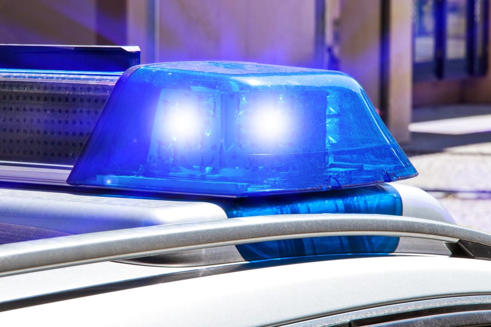 Blaulicht auf Streifenwagen: Der Polizist aus dem Landkreis Rostock wurde an seinem Wohnort festgenommen. (Symbolbild)