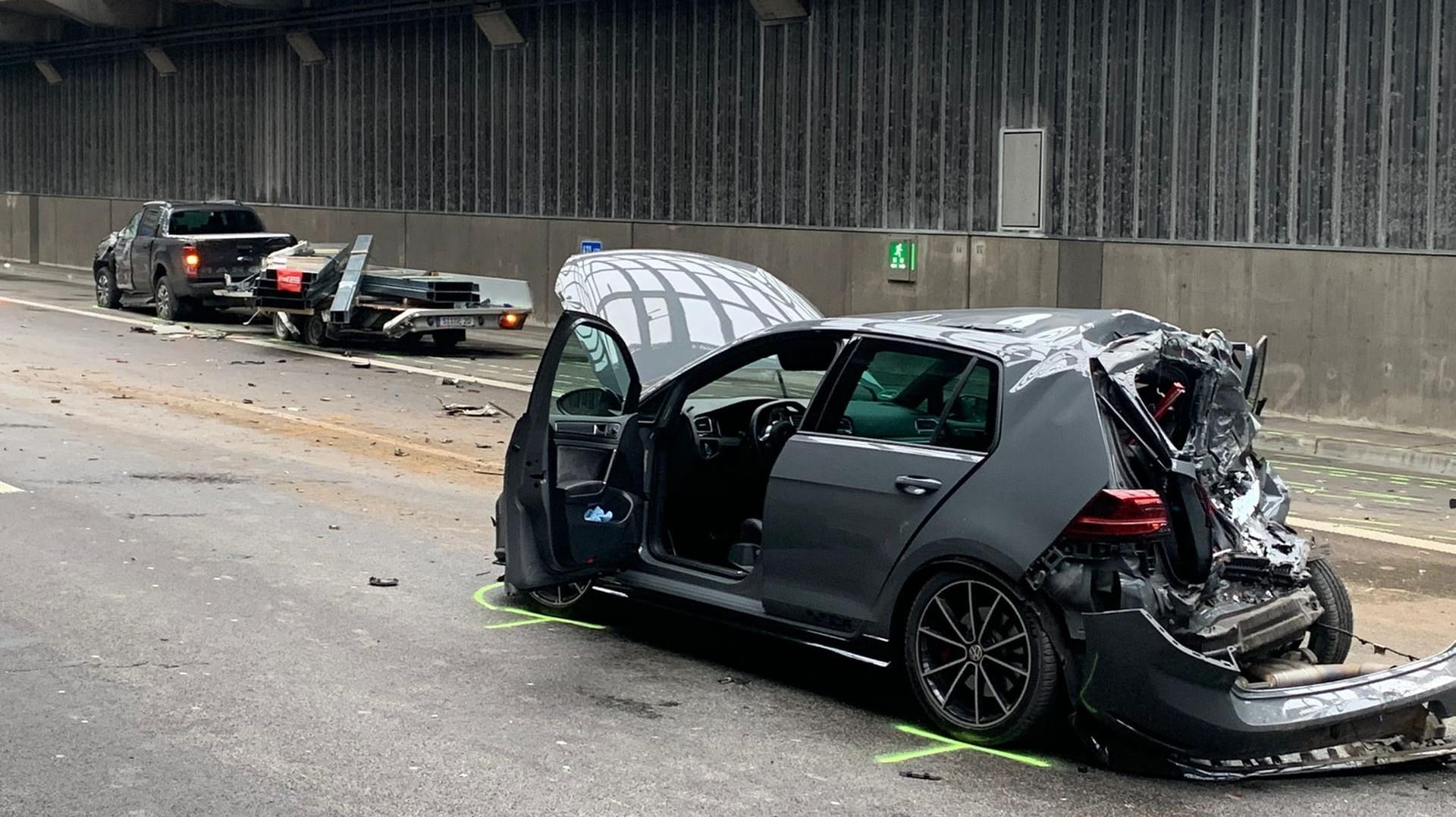 Zwei der verunglückten Fahrzeuge: Offenbar hatte ein Lkw die Fahrzeuge aufeinander geschoben, mutmaßlich wegen eines technischen Defekts. Zwei der verunglückten Fahrzeuge: Offenbar hatte ein Lkw die Fahrzeuge aufeinander geschoben, mutmaßlich wegen eines technischen Defekts.