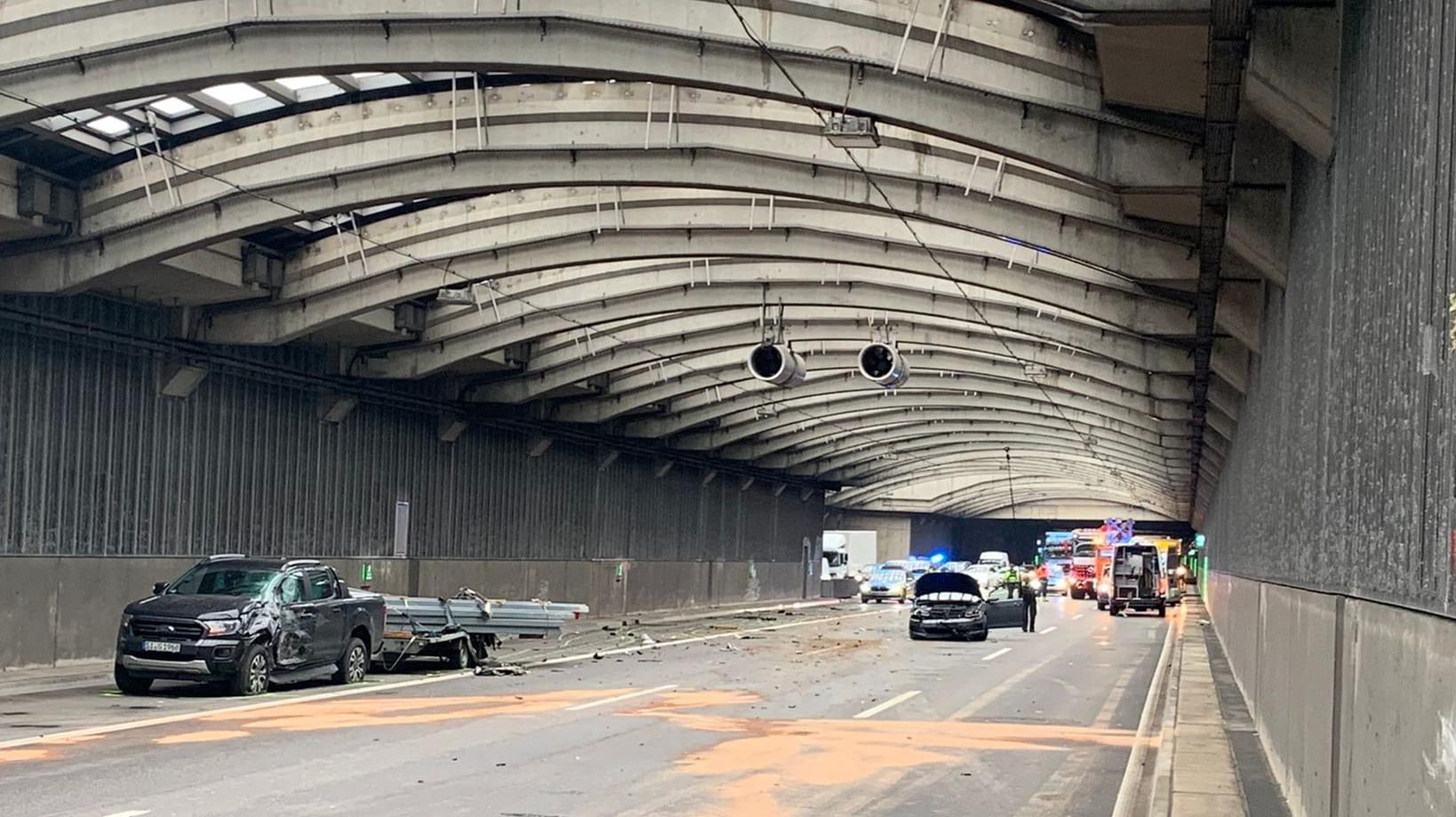 Die Unfallstelle in dem Lärmschutztunnel: Fünf Personen wurden bei der Karambolage verletzt.