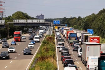 Die A4 bei Köln (Archivfoto): Die Autobahnstrecke musste wegen Weltkriegsbombenfunden am Dienstag gesperrt werden.