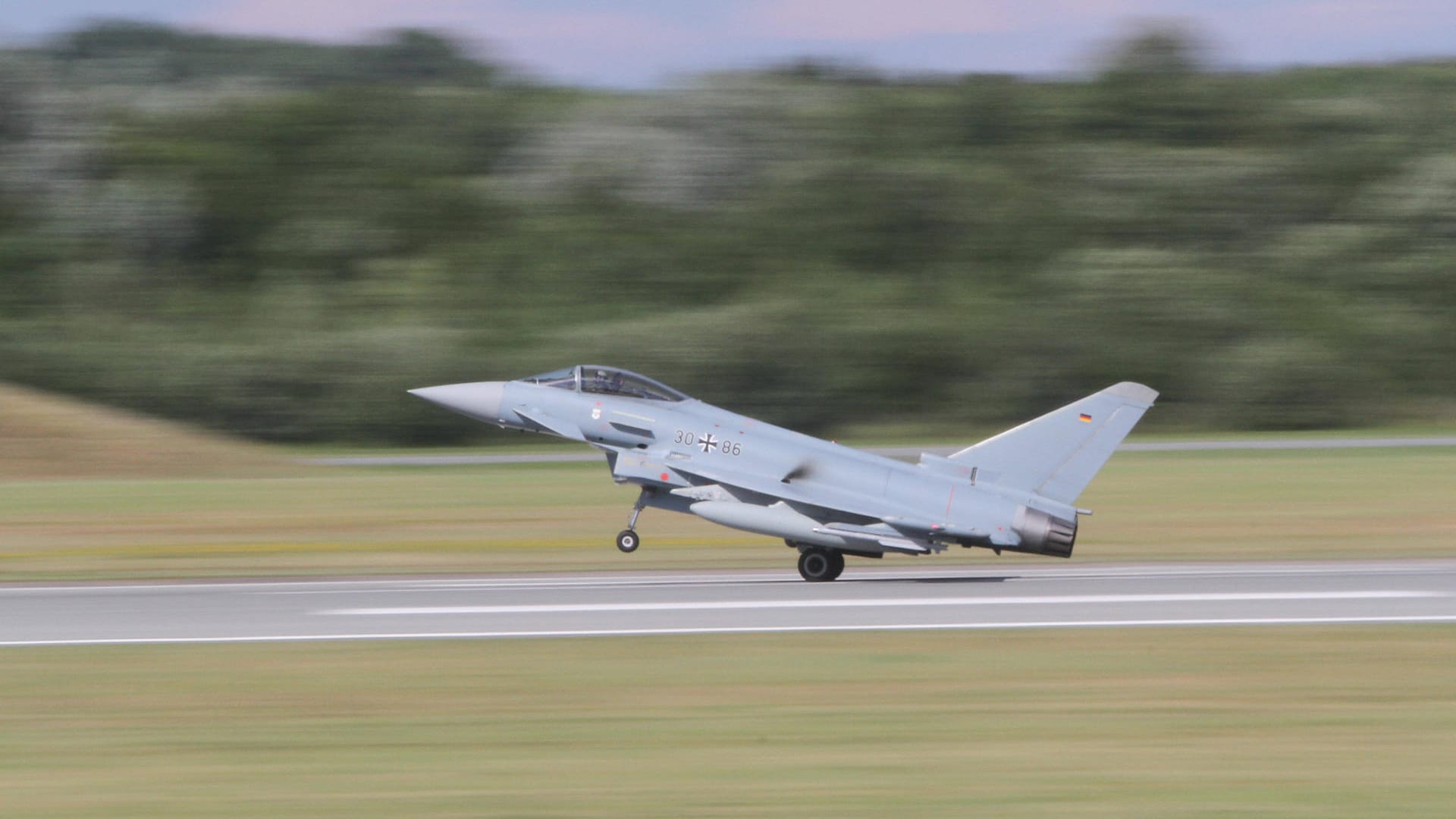 Ein Bundeswehr-Eurofighter beim Abflug in Rostock-Laage: Den Airport nutzt vor allem die Luftwaffe.