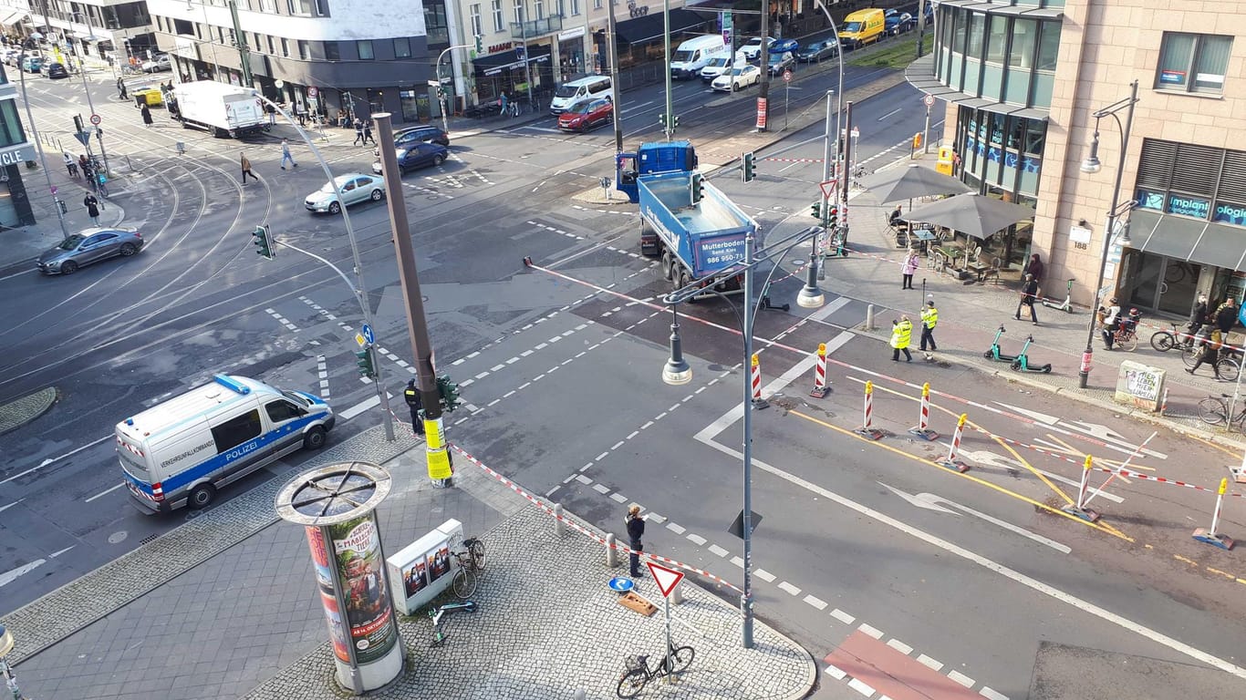 Unfall auf der Torstraße: Einsatzkräfte waren noch zwei Stunden nach dem Zusammenstoß mit der Unfallaufnahme beschäftigt