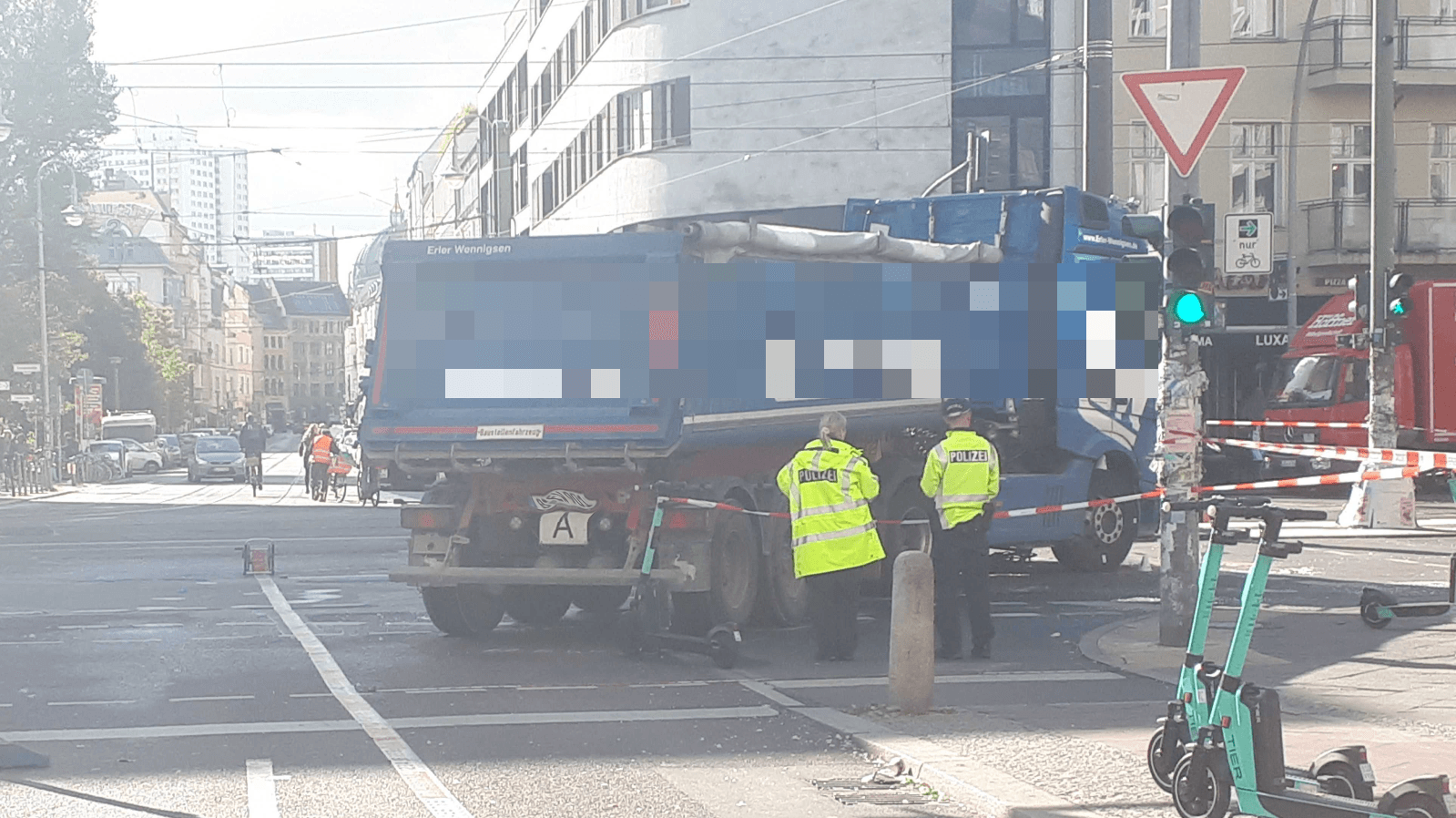 Lkw am Unfallort in Mitte: Eine radfahrende Person wurde schwer verletzt.