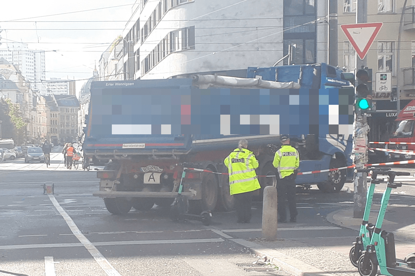 Lkw am Unfallort in Mitte: Eine radfahrende Person wurde schwer verletzt.