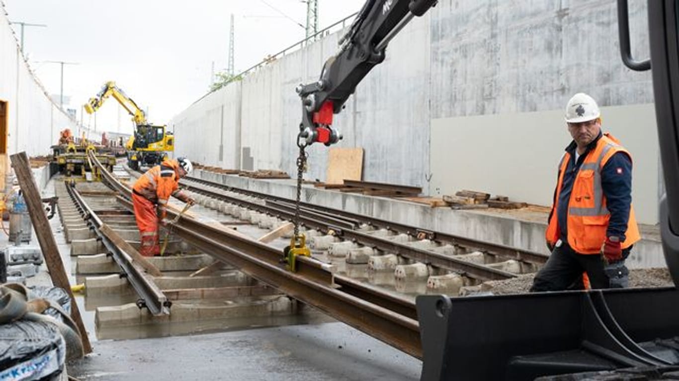 Die ersten Schienen für die Tunnel des Bahnprojekts Stuttgart 21 werden abgeladen: Bis zur Fertigstellung soll es noch rund vier Jahre dauern.