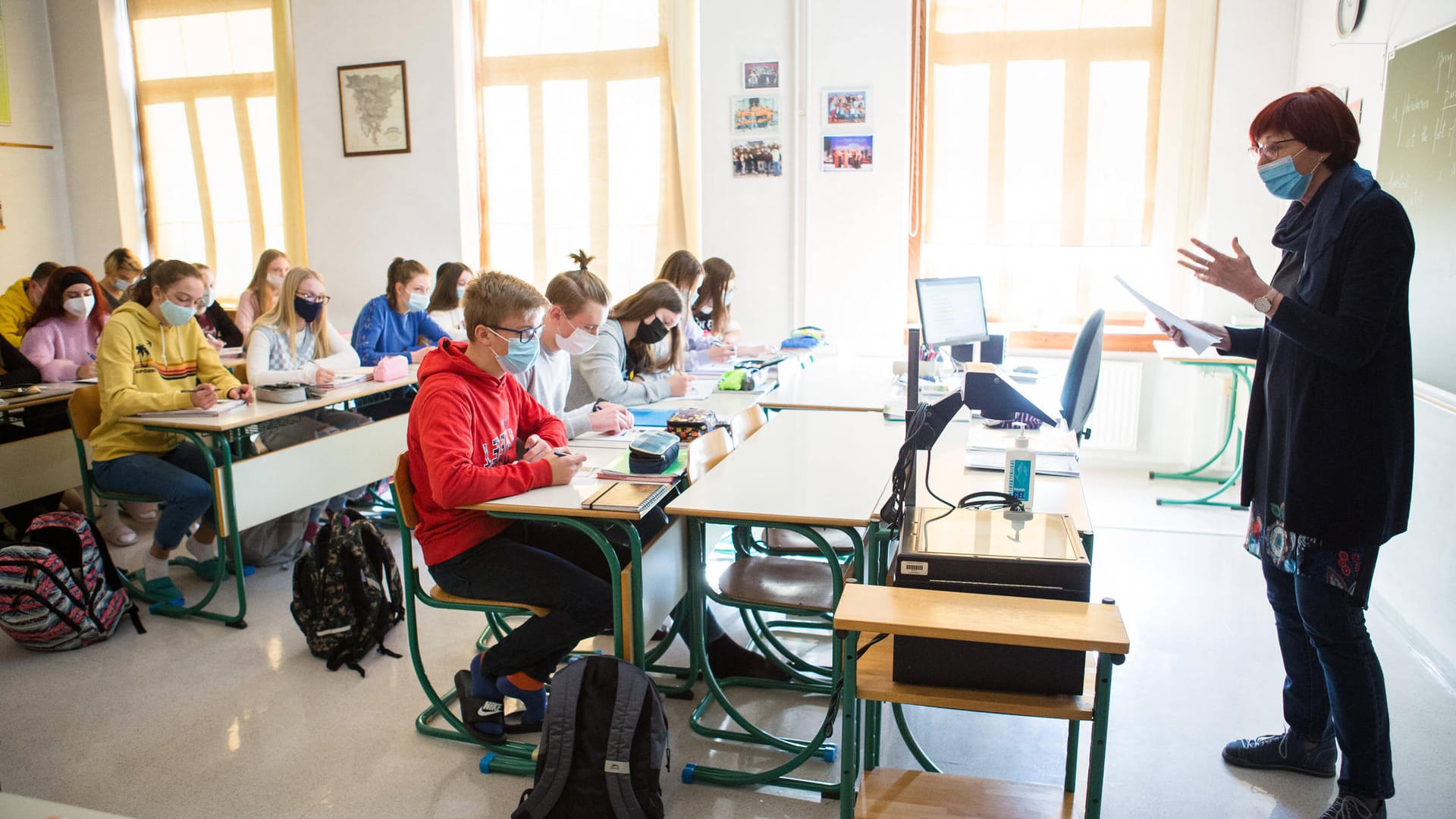 Eine Lehrerin unterrichtet eine Schulklasse (Symbolbild): Dürfen Schüler ihre Lehrer in der Hauptstadt bald duzen?