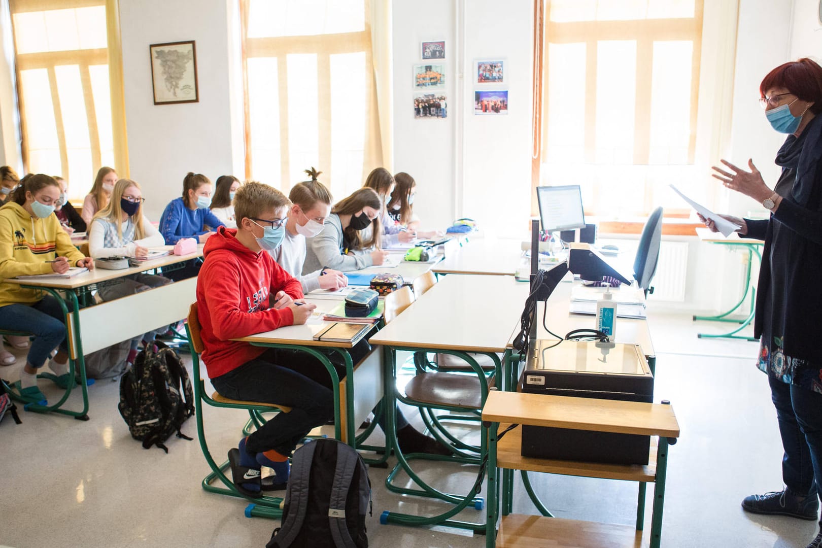 Eine Lehrerin unterrichtet eine Schulklasse (Symbolbild): Dürfen Schüler ihre Lehrer in der Hauptstadt bald duzen?