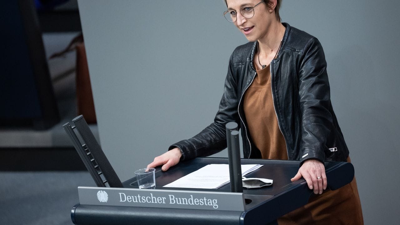 Die CDU-Abgeordnete Nadine Schön spricht bei der Plenarsitzung im Deutschen Bundestag (Archivbild).