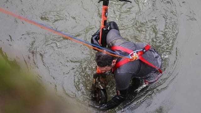 Bergung von E-Scootern aus dem Rhein