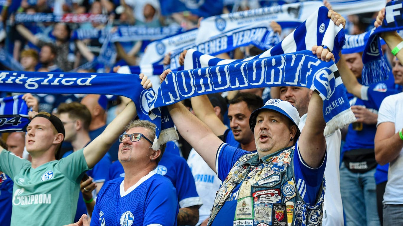 Fans in der Veltins-Arena: Schalke 04 erhöht die Zuschauerkapazität ab dem nächsten Heimspiel.