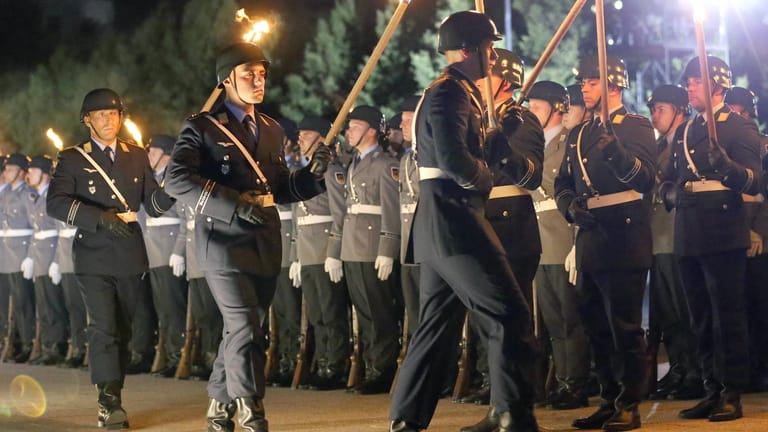 Großer Zapfenstreich: Das höchste militärische Zeremoniell folgt einer festgelegten Abfolge musikalischer Elemente und militärischer Zeremonie.