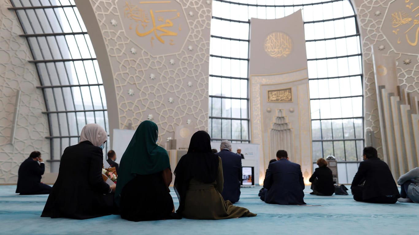Besucher am Tag der offenen Moschee in der Ditib-Zentralmoschee in Köln-Ehrenfeld (Symbolbild): Einmal in der Woche soll künftig der Muezzin rufen dürfen.