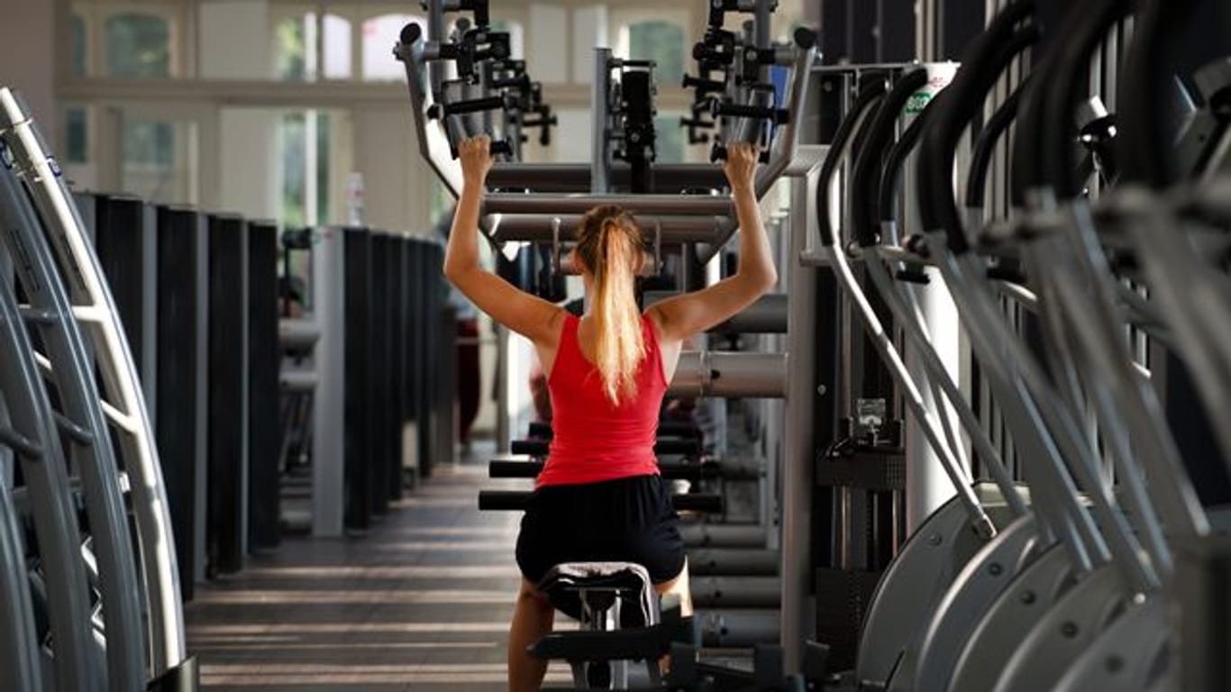 Fitnessstudio: Trainingsgeräte "führen" die Bewegung, was das Risiko von Fehlern während der Übung senkt.