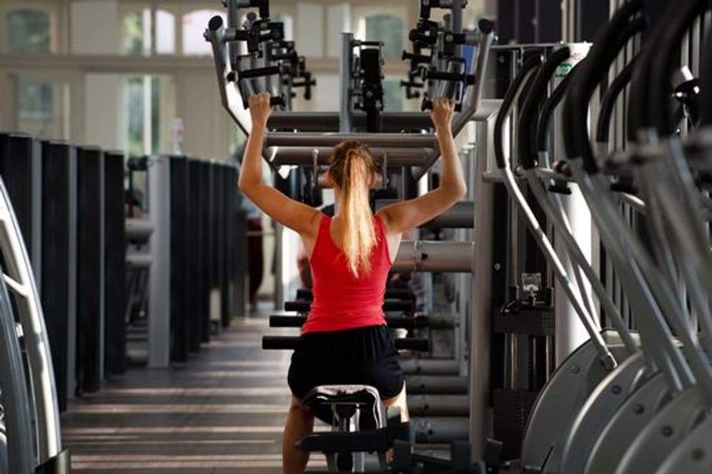 Fitnessstudio: Trainingsgeräte "führen" die Bewegung, was das Risiko von Fehlern während der Übung senkt.