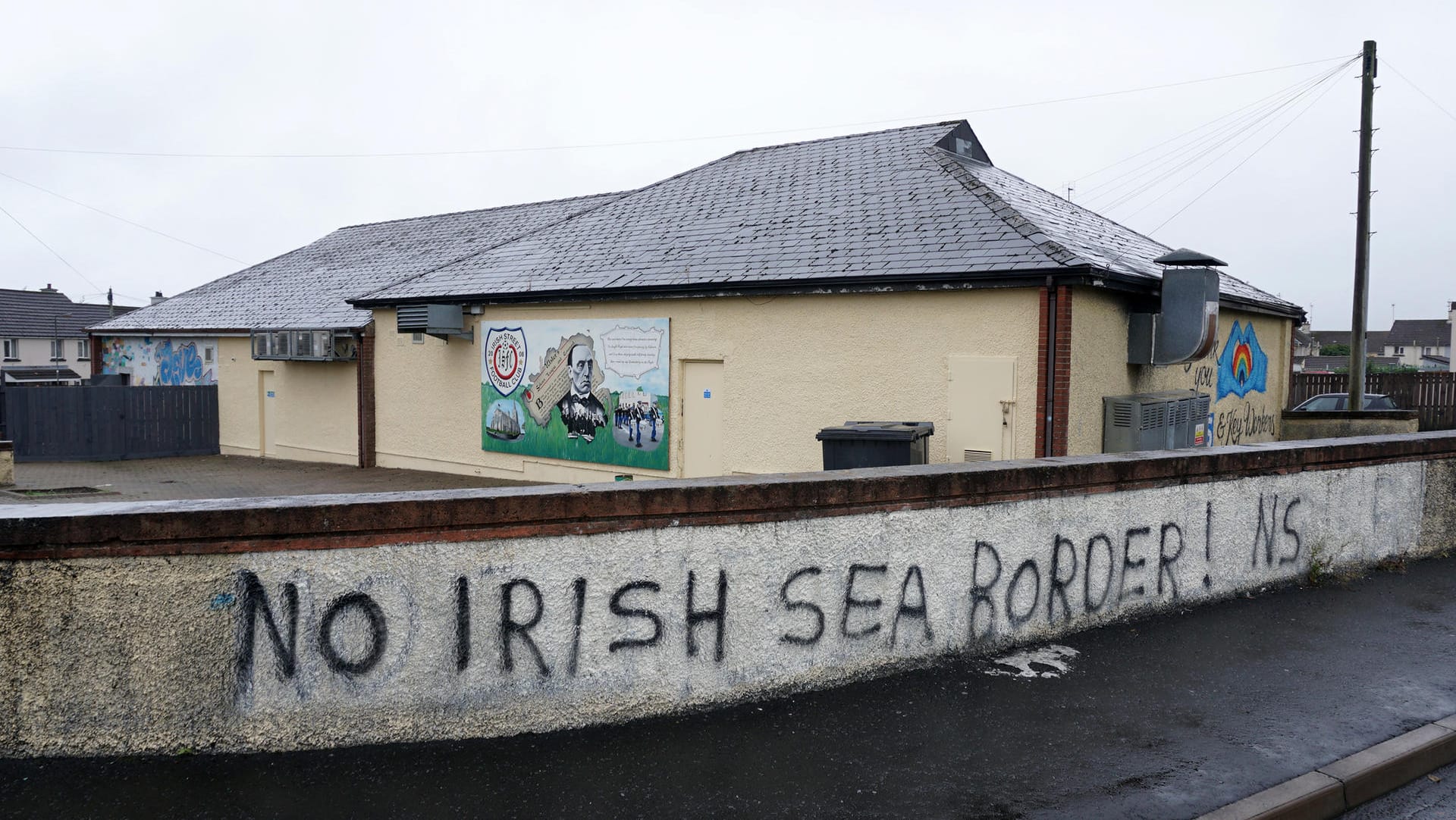 Auf einer Mauer steht "No Irish Sea Border": Vielen Menschen sind die fälligen Kontrollen an der Seegrenze ein Dorn im Auge.