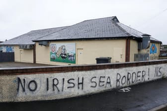 Auf einer Mauer steht "No Irish Sea Border": Vielen Menschen sind die fälligen Kontrollen an der Seegrenze ein Dorn im Auge.