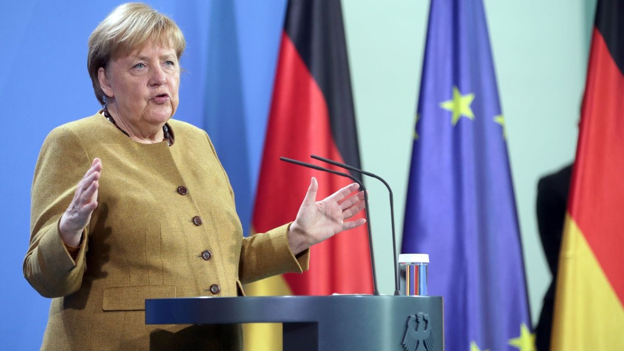 Bundeskanzlerin Angela Merkel (CDU) informiert im Bundeskanzleramt über den virtuellen G20-Sondergipfel zur Krise in Afghanistan.