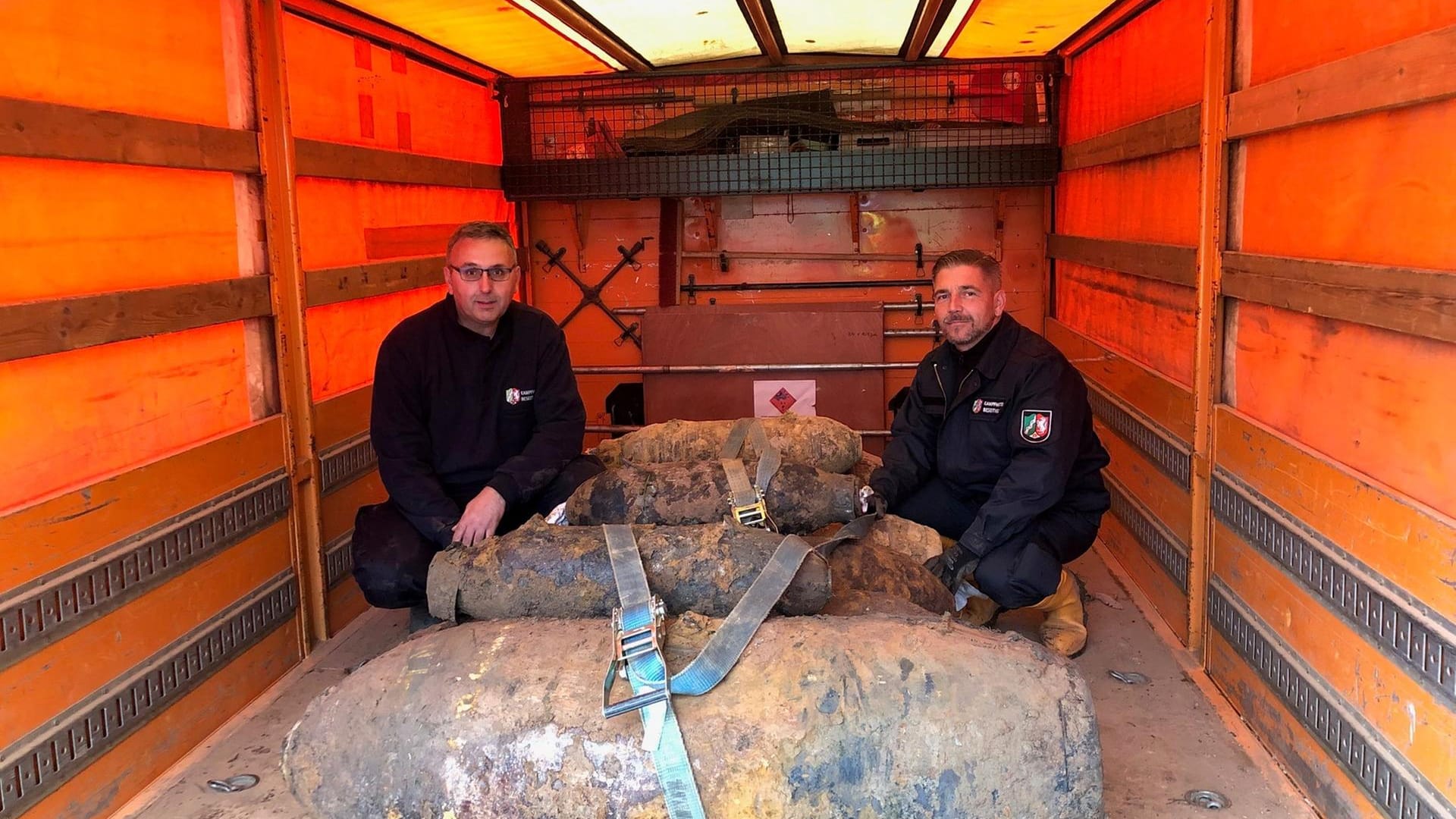 Michael Daenecke und Marcel Biewald vom Kampfmittelbeseitigungsdienst der Bezirksregierung Düsseldorf mit vier der fünf entschärften Bomben. Michael Daenecke und Marcel Biewald vom Kampfmittelbeseitigungsdienst der Bezirksregierung Düsseldorf mit vier der fünf entschärften Bomben.