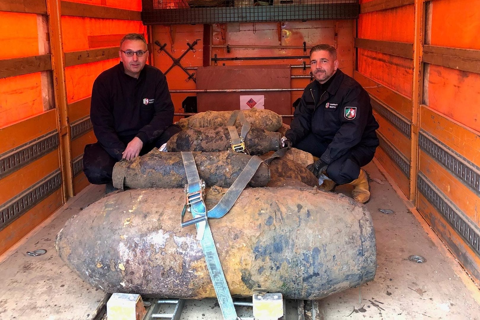 Michael Daenecke und Marcel Biewald vom Kampfmittelbeseitigungsdienst der Bezirksregierung Düsseldorf mit vier der fünf entschärften Bomben.