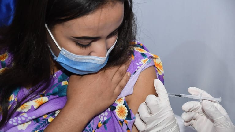 Eine Frau erhält eine Corona-Impfung in Casablanca, Marokko (Symbolbild): Viele Schwellen- und Entwicklungsländer warten noch auf Impfstoff.