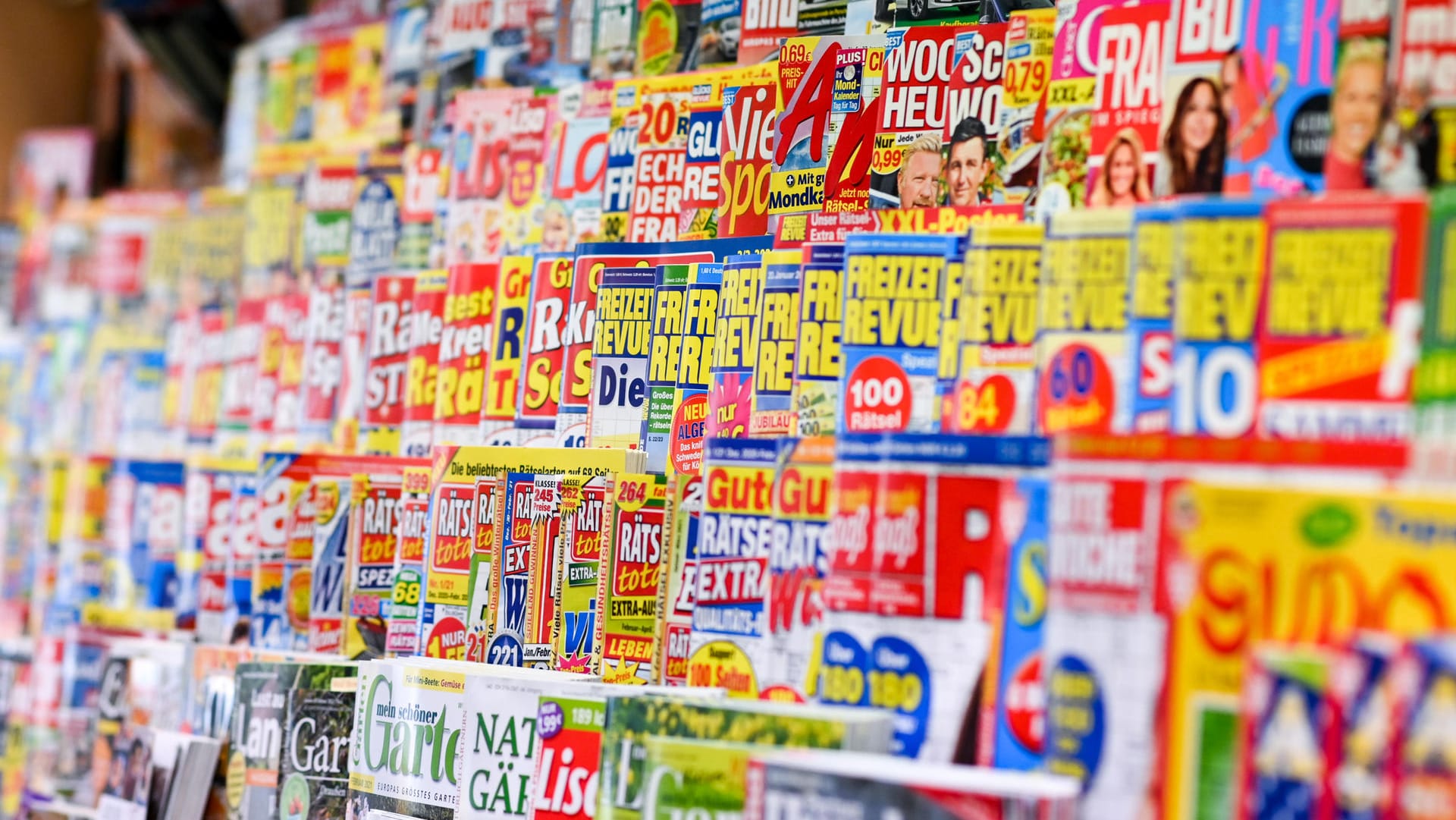 Zeitschriften und Magazine werden in einem Zeitschriftenladen angeboten (Symbolbild): Branchenverbände sehen die Gefahr eines Papiermangels.