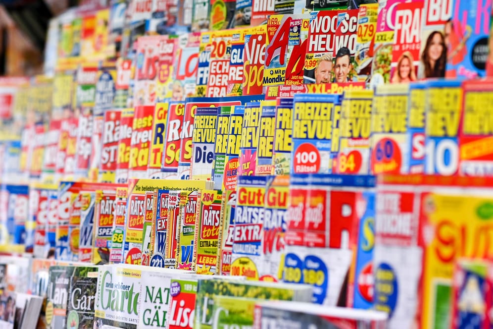Zeitschriften und Magazine werden in einem Zeitschriftenladen angeboten (Symbolbild): Branchenverbände sehen die Gefahr eines Papiermangels.