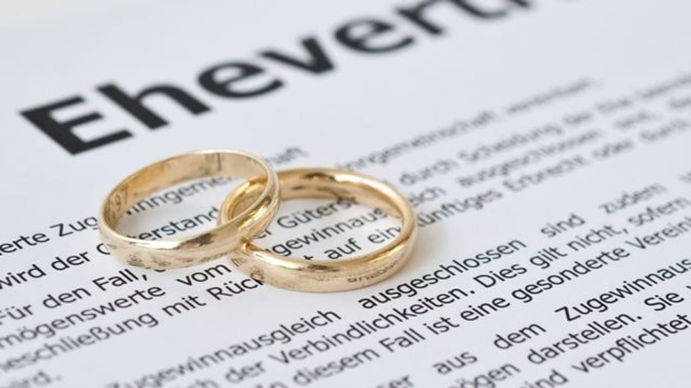 Als vor 30 Jahren der Ehevertrag geschlossen wurde, war es noch nicht sittenwidrig, dass ein Ehepartner komplett auf alle Ansprüche verzichtet.