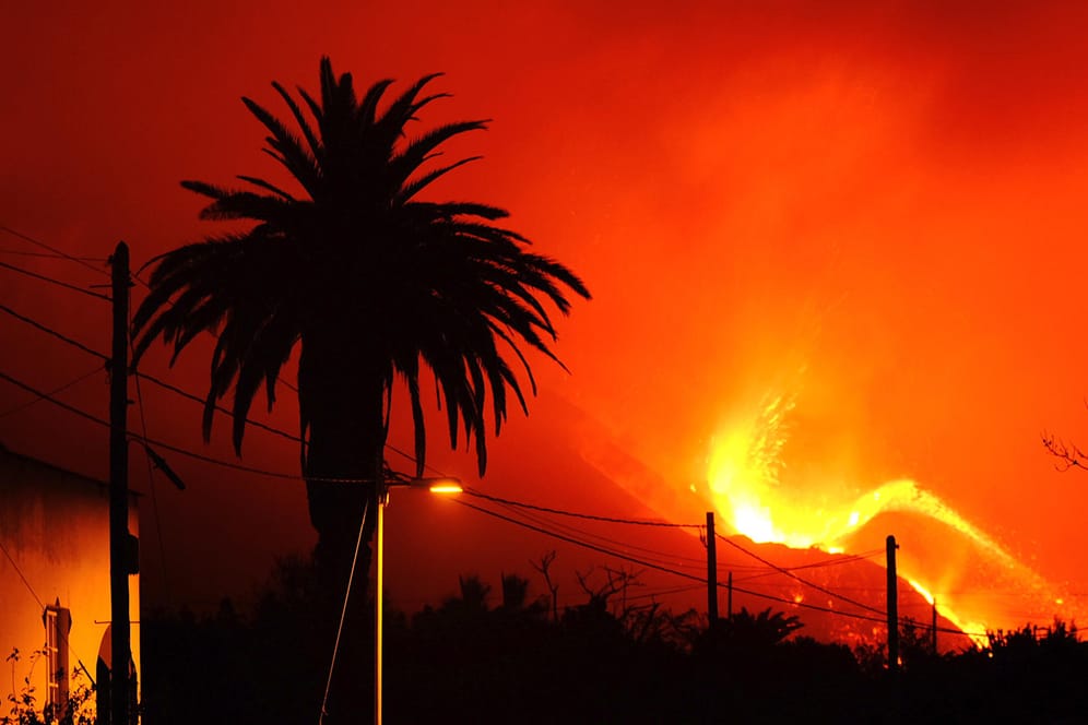 Lava fließt auf der Kanareninsel La Palma: Mehrere hundert Menschen müssen nun ihre Häuser verlassen.