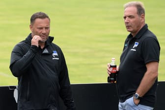 Hertha BSC: Trainer Pal Dardai (l.) ist noch da, Boss Carsten Schmidt jetzt weg.