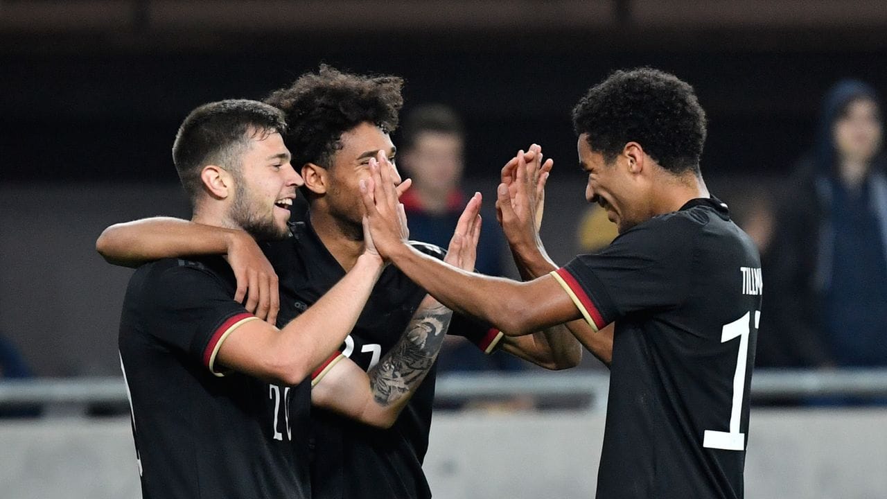 Erik Shuranov (l-r) bejubelt sein Tor zum 3:1 für Deutschland gegen Ungarn mit Kevin Schade und Malik Tillman.