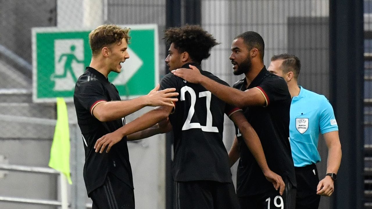 Torschütze Kevin Schade (M) feiert mit seinen Teamkameraden die 1:0-Führung gegen Ungarn. Torschütze Kevin Schade (M) feiert mit seinen Teamkameraden die 1:0-Führung gegen Ungarn.