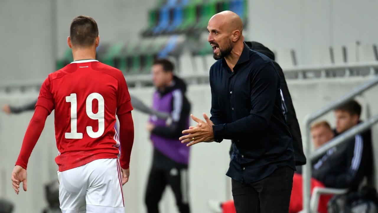 Deutschlands Trainer Antonio Di Salvo (r) feuert die Spieler von der Seitenlinie aus an.