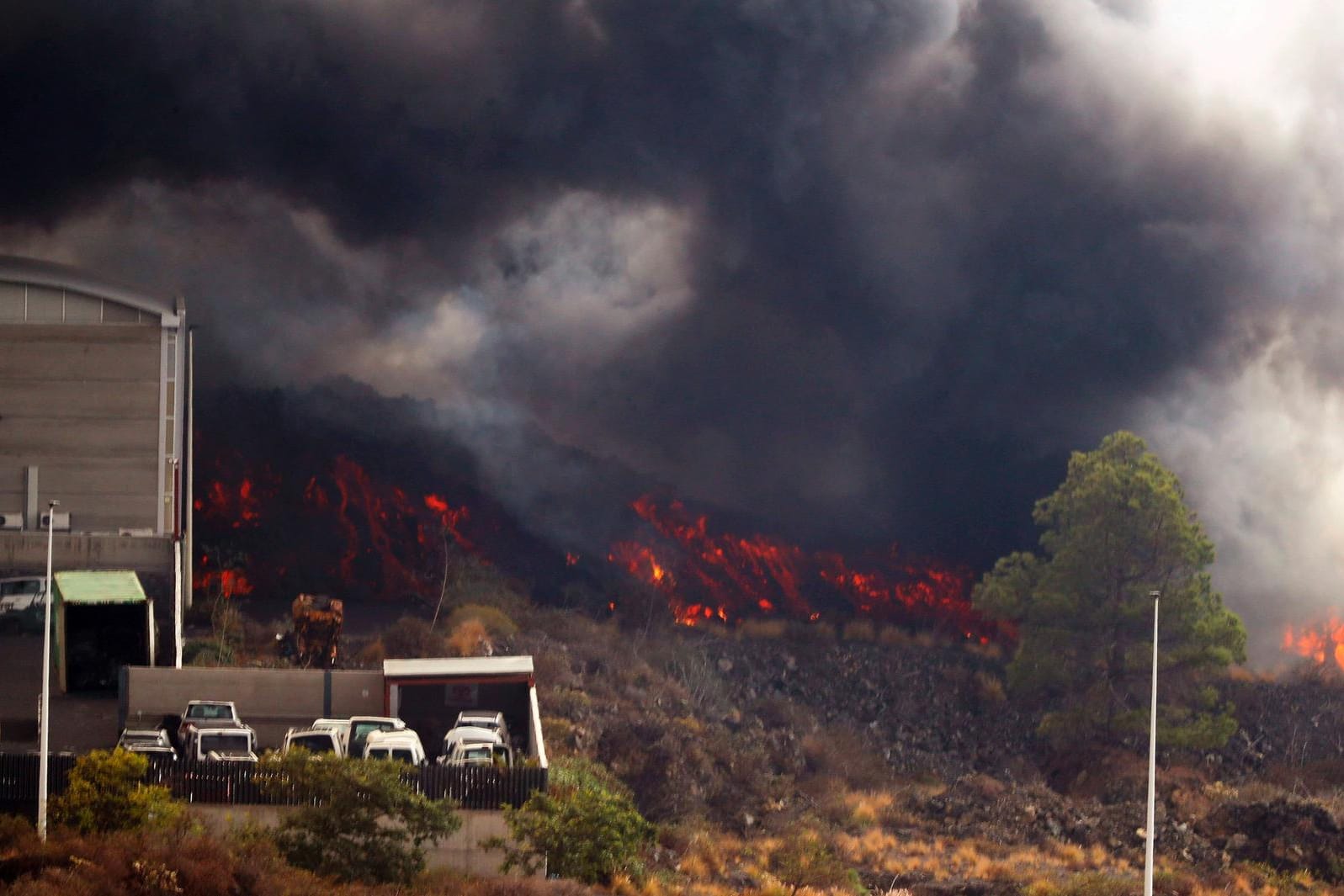 Rauch steigt über La Palma auf: Einige zwischen Lavaströme eingeschlossenen Haustiere werden aus der Luft versorgt.