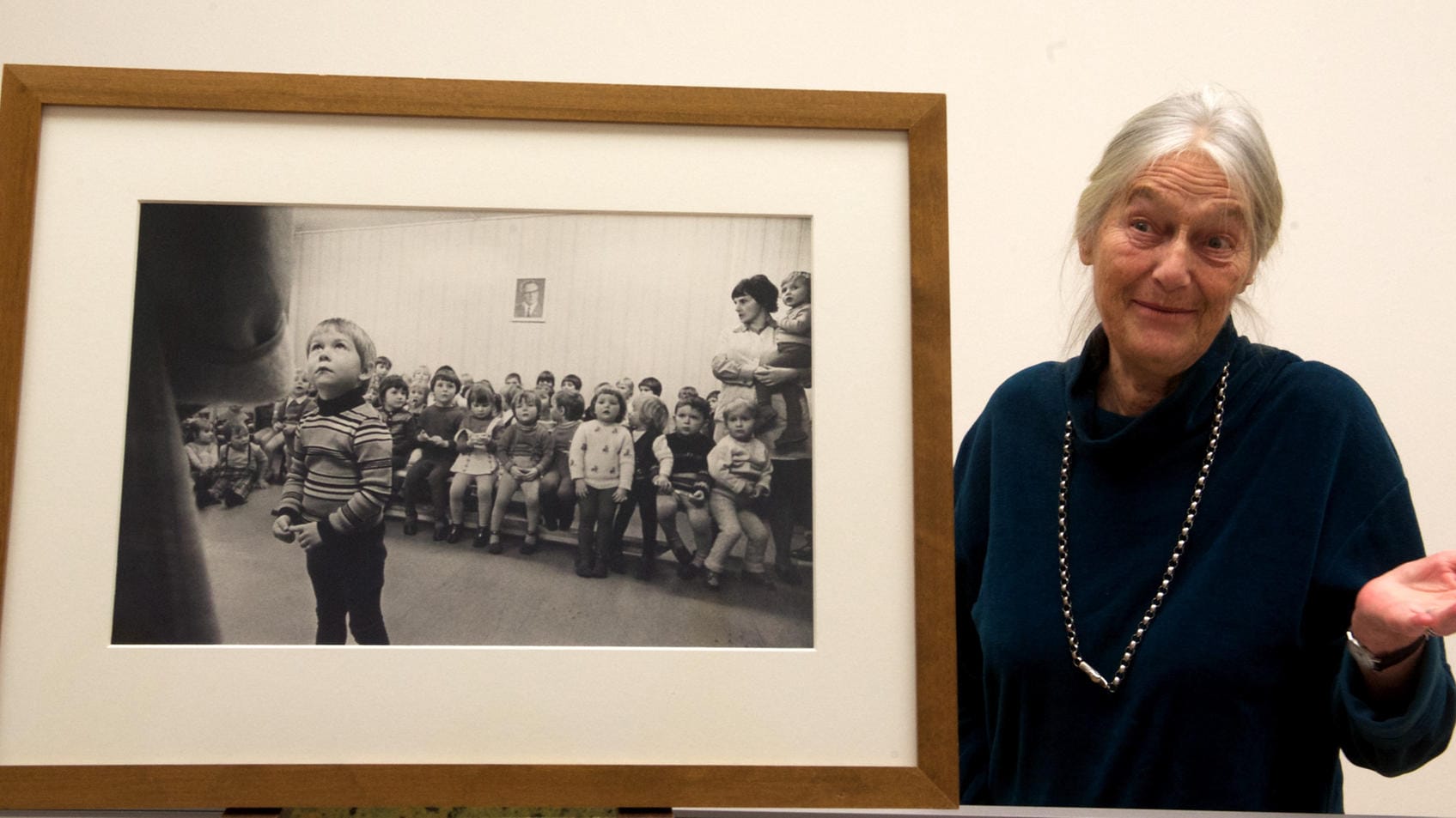 Evelyn Richter: Die Künstlerin im Jahr 2013 mit einer ihrer Fotografien aus dem Fotobuch "Entwicklungswunder Mensch".