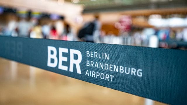 Ein Band in der Haupthalle des Flughafen Berlin Brandenburg (Archivbild): Am Wochenende war es hier zu chaotischen Zuständen gekommen.